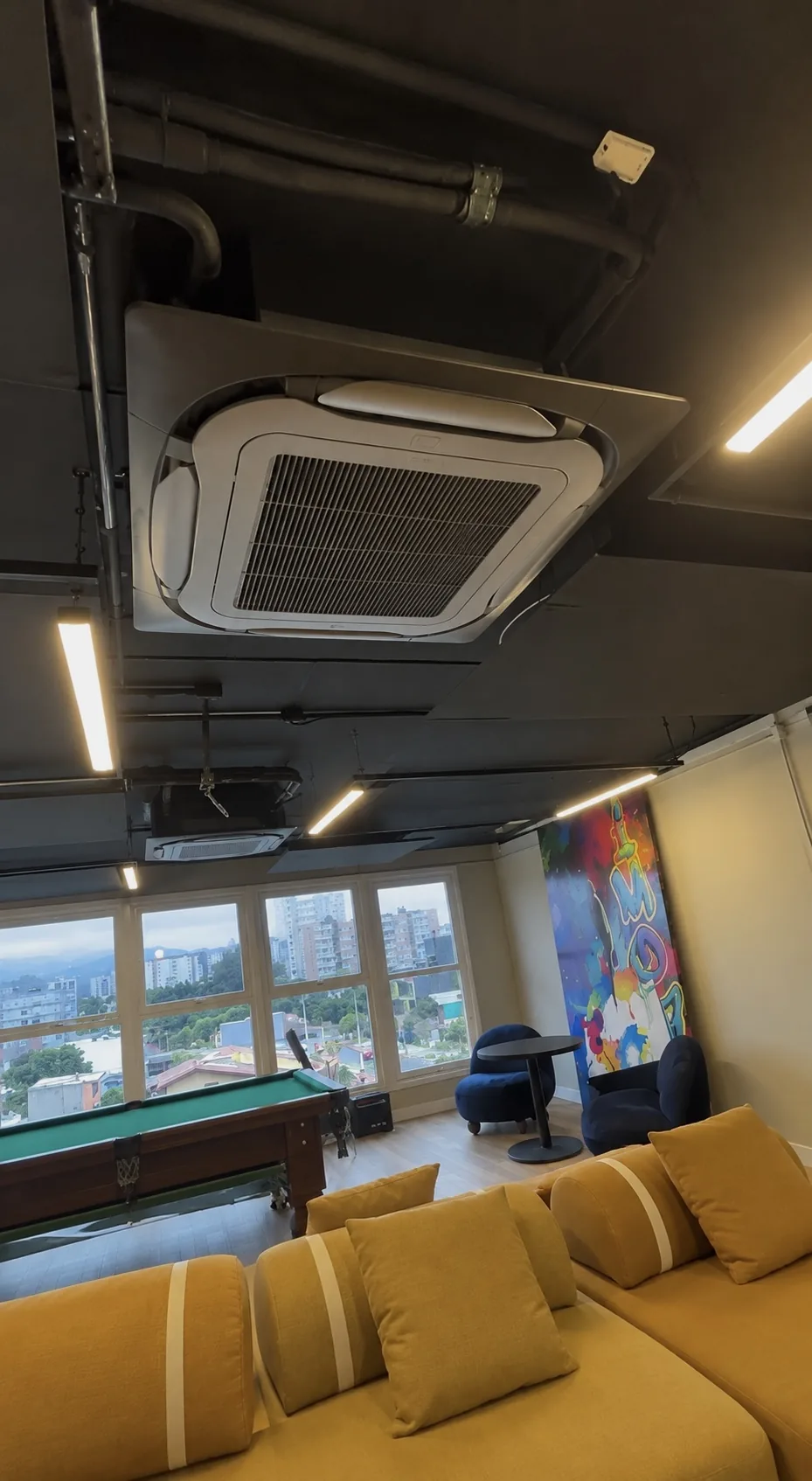 Cassete 4 vias instalado no forro escuro, com tubulação aparente