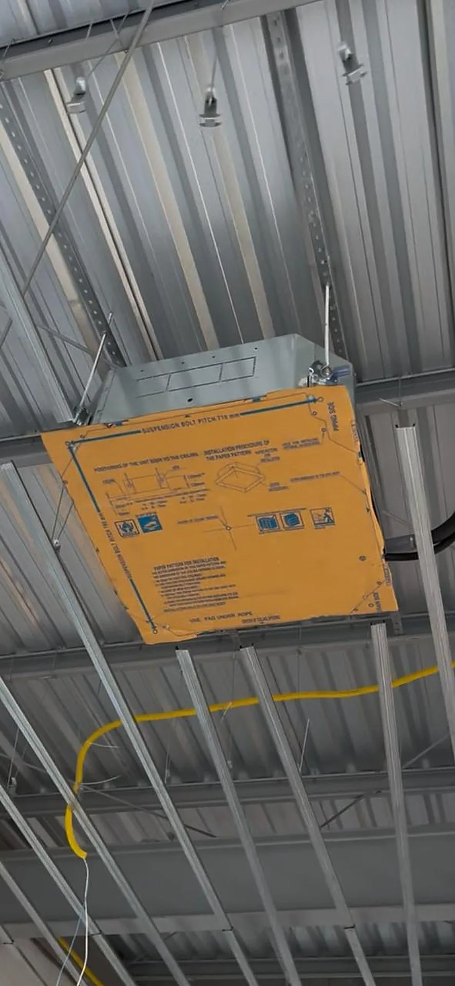 Cassete 4 vias suspenso na estrutura metálica, com o gabarito de papel do fabricante