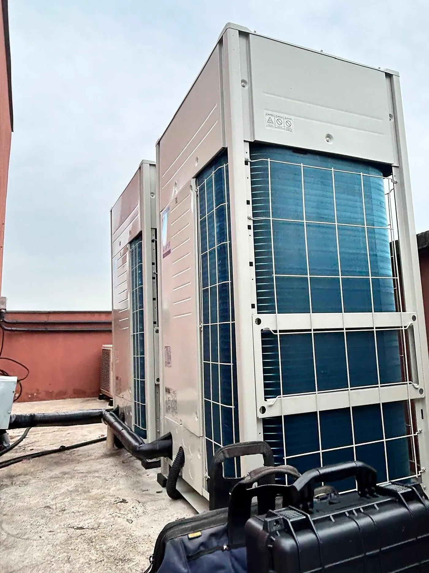 Duas unidades condensadoras VRV instaladas em rooftop, com tubulação isolada conectada